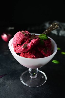 Arka planda leziz pancar dondurması, yakın plan.