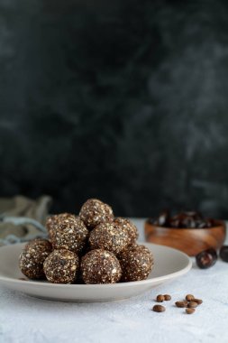 Yulaf ve Tarihli Mocha Enerji Topları