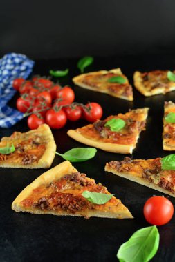 Arka planda lezzetli Sloppy Pizza, yakın plan.