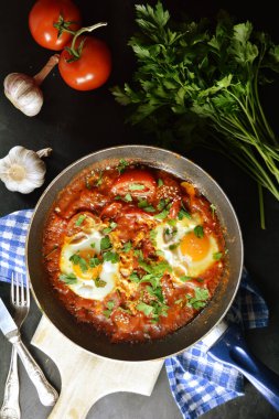 Süzme peynirli ve otlu domates omleti.