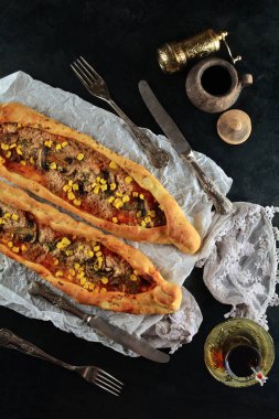 Arka planda domatesli Tuna Pide ve Mısır, kapatın.