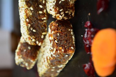 Havuçlu, tarihli ve susamlı ev yapımı Protein Çubukları