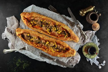 Arka planda domatesli Tuna Pide ve Mısır, kapatın.