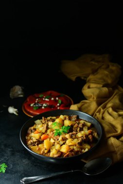 Arka planda ev yapımı et güveci, kapat