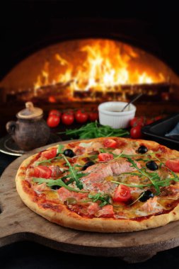 Zeytinyağı, kiraz domatesli, Mozzarella ve Arugula soslu lezzetli somon pizzası.