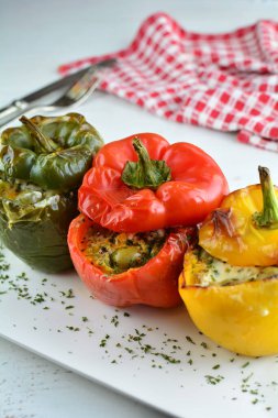 Doldurulmuş Bell Peppers arka planda, kapatın.