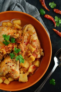 Arka planda Tavuk Kanatları Güveci, kapat