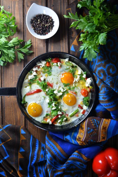 Siyah arkaplanda geleneksel shakshuka