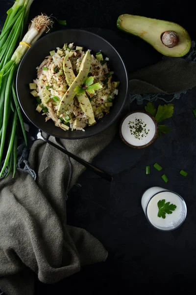 Avokado, Red Pepper Flakes ve taze soğanlı tavuk pilavı