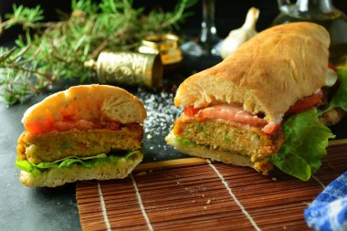 Arka planda vejetaryen sandviçi hazırlama, kapatın