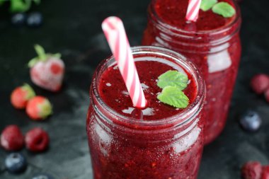 Vegan Karışık Meyve Smoothie ile Taze Nane Şekeri