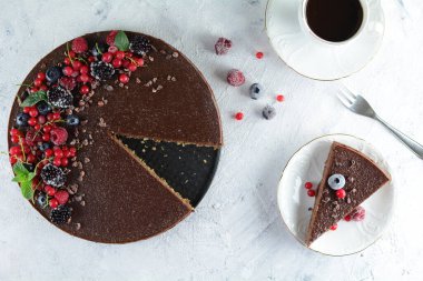 Çiğ, şekersiz vejetaryen peynirli kek ceviz kabuğu, çiğ kakao ve kaju dolgulu.