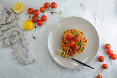 Kiraz domatesli ve fesleğenli deniz mahsullü risotto.