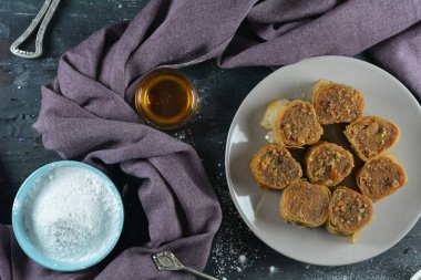 Arkaplanda geleneksel Türk Baklava 'sı, kapat