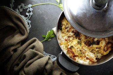 Mattha ile tavuk biryani - adım adım hazırlık fotoğrafları ve son yemeğin ve geleneksel Mattha 'nın fotoğrafı.