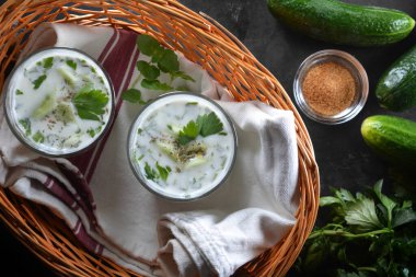 Mattha ile tavuk biryani - adım adım hazırlık fotoğrafları ve son yemeğin ve geleneksel Mattha 'nın fotoğrafı.