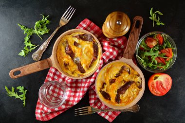 Arka planda Prosciutto ve Sebzeli Yumurtalar, kapatın.