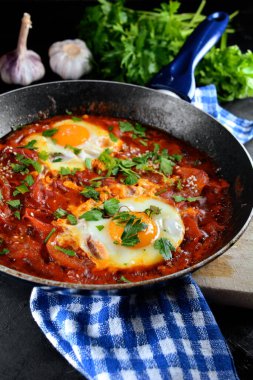 Süzme peynirli ve otlu domates omleti.