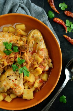 Arka planda Tavuk Kanatları Güveci, kapat