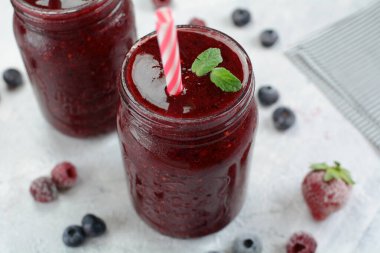 Vegan Karışık Meyve Smoothie ile Taze Nane Şekeri