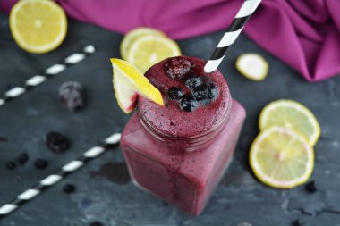 Arka planda Karışık Meyve Smoothie, kapat