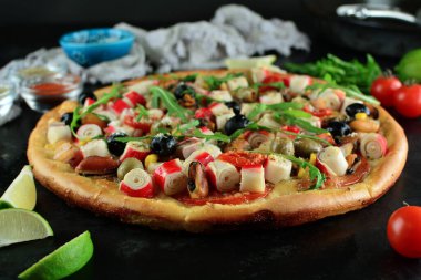 Arka planda lezzetli deniz ürünleri pizzası, yakın plan.