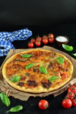 Arka planda lezzetli Sloppy Pizza, yakın plan.