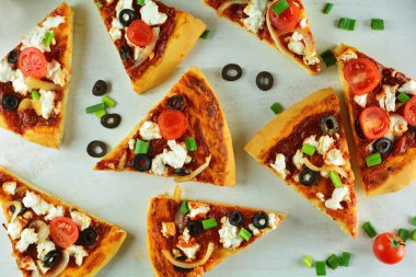 Arka planda ev yapımı Yunan Pizzası, kapat