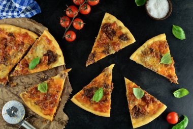 Arka planda lezzetli Sloppy Pizza, yakın plan.