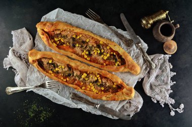 Arka planda domatesli Tuna Pide ve Mısır, kapatın.