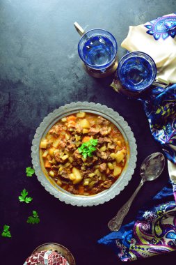 Arka planda ev yapımı et güveci, kapat