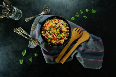 Kahverengi pirinçli ev yapımı Kovboy Salatası