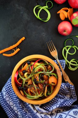 Elma, havuç ve salatalıklı limon soslu ve fındıklı sandviç.