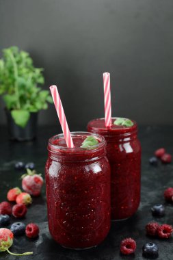 Vegan Karışık Meyve Smoothie ile Taze Nane Şekeri