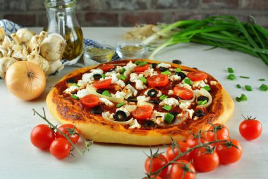 Arka planda ev yapımı Yunan Pizzası, kapat