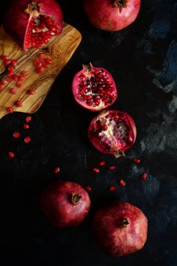 Siyah Arkaplanda Sağlıklı Narlar