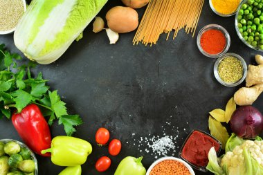 Siyah arka planda taze sebzeler ve bitkiler