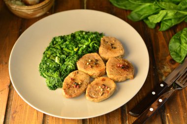 Dana madalyonu ve kızarmış ıspanak.