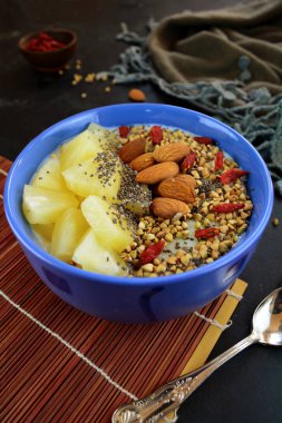 Arka planda Acai kahvaltı kasesi, kapat.