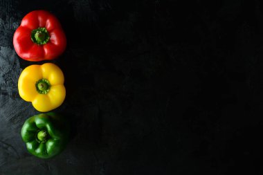 Taze Çan Biberleri Kara Arkaplanda