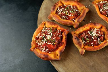 Lezzetli Sfeeha - Arka planda etli börek, kapat