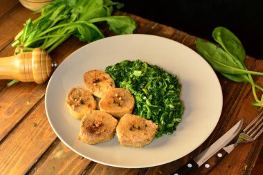 Dana madalyonu ve kızarmış ıspanak.