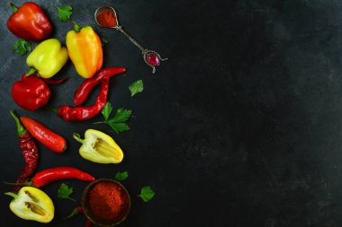 Biberler ve Baharatlar masa arkasında, kapatın.