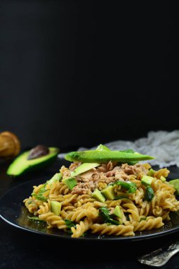 Arka planda Tuna ve Avokado ile Fusilli Makarna, kapat