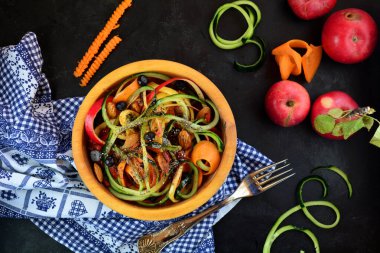 Elma, havuç ve salatalıklı limon soslu ve fındıklı sandviç.