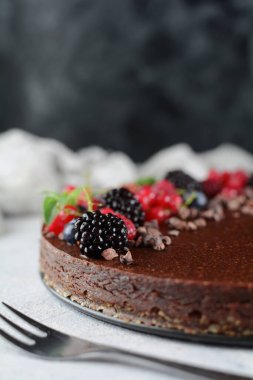 Çiğ, şekersiz vejetaryen peynirli kek ceviz kabuğu, çiğ kakao ve kaju dolgulu.