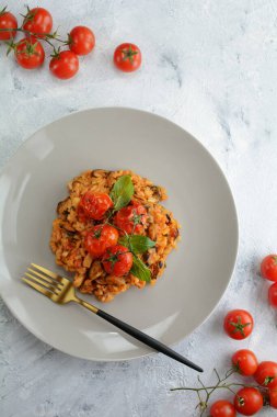 Kiraz domatesli ve fesleğenli deniz mahsullü risotto.