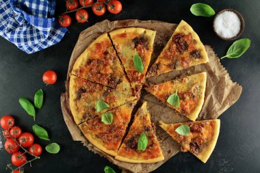 Arka planda lezzetli Sloppy Pizza, yakın plan.