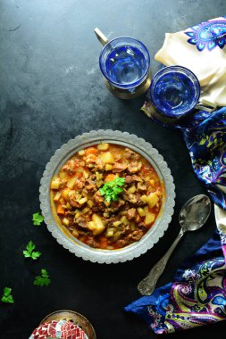 Arka planda ev yapımı et güveci, kapat