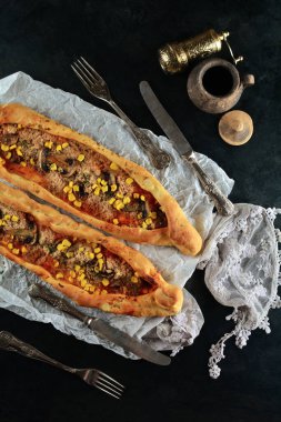 Arka planda domatesli Tuna Pide ve Mısır, kapatın.